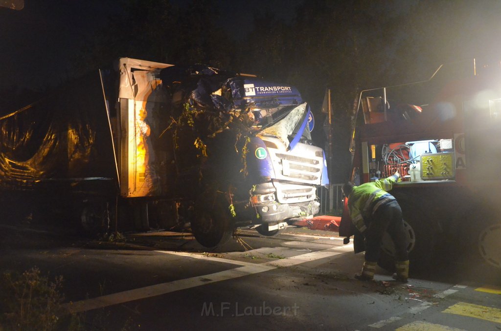 VU LKW umgestuerzt Feldkassel Industriestr Robert Boschstr P332.JPG